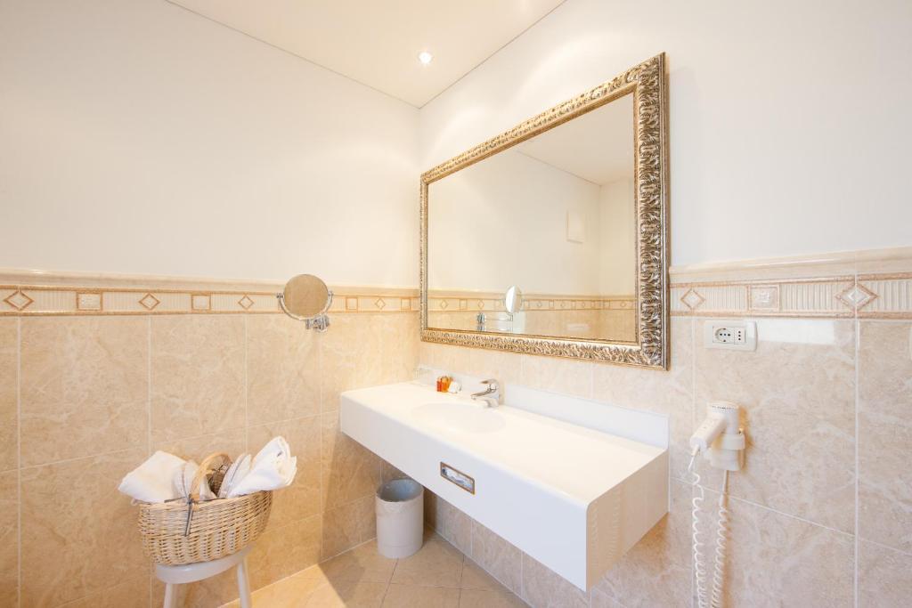 Hotel Maria Theresia Adults-Only Lagundo Phòng bức ảnh
